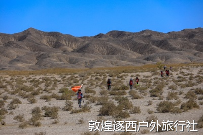 从上海出发去敦煌徒步，怎么安排交通最方便？
