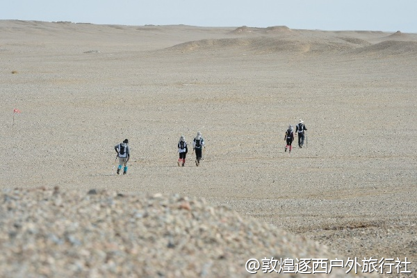 我们公司预算比较宽裕，想找高端定制的徒步服务，敦煌有吗？
