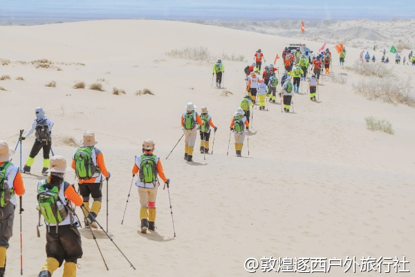 我们团队有几个人体力不好,能骑骆驼跟着徒步队伍吗?