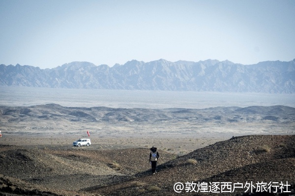 想体验一下在戈壁里看日出,徒步团一般几点出发?