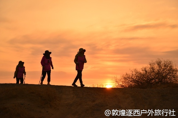 想体验一下在戈壁里看日出，徒步团一般几点出发？
