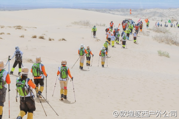 戈壁徒步穿冲锋衣有必要吗?还是穿速干衣就行?