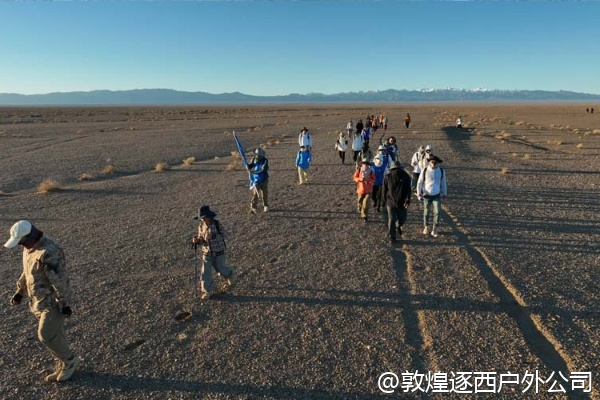 我们想春节去敦煌徒步，当地旅行社还营业吗？