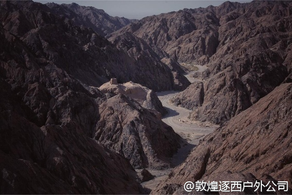 戈壁徒步时怎么防止手机进沙子？