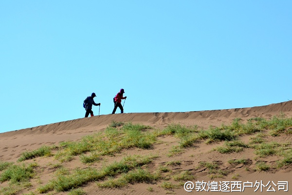 敦煌徒步结束后想去新疆，怎么走方便？