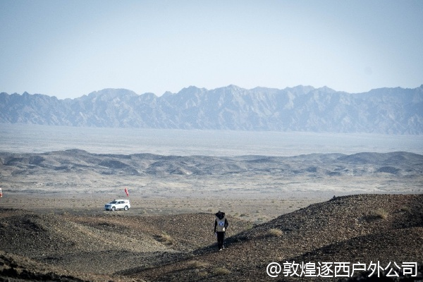 公司想做一个短视频大赛，徒步过程中怎么保证素材拍摄？